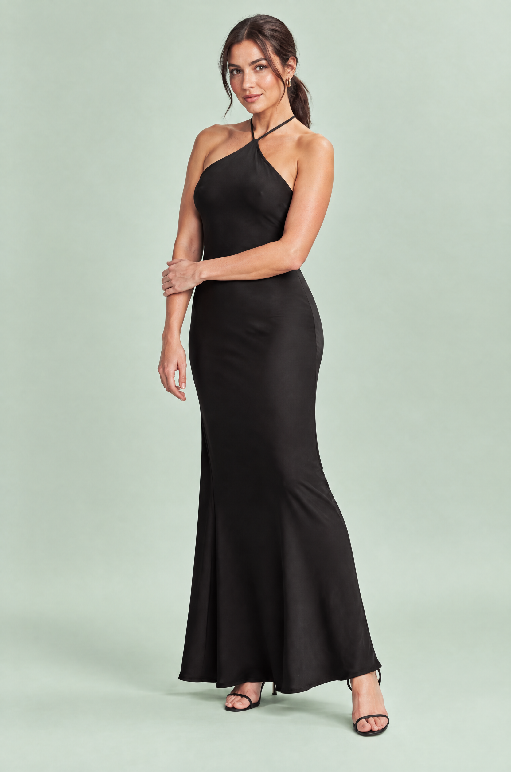 Robe longue noire torsadée à encolure américaine, effet cape | Porté sur une autre silhouette | Lounelle Paris
