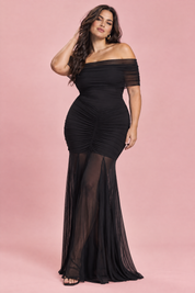 Robe longue noire froncée à épaules dénudées | Porté sur une silhouette plus ronde | Lounelle Paris