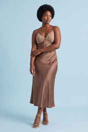 Robe nuisette longue marron à dentelle | Porté sur une silhouette plus ronde | Lounelle Paris
