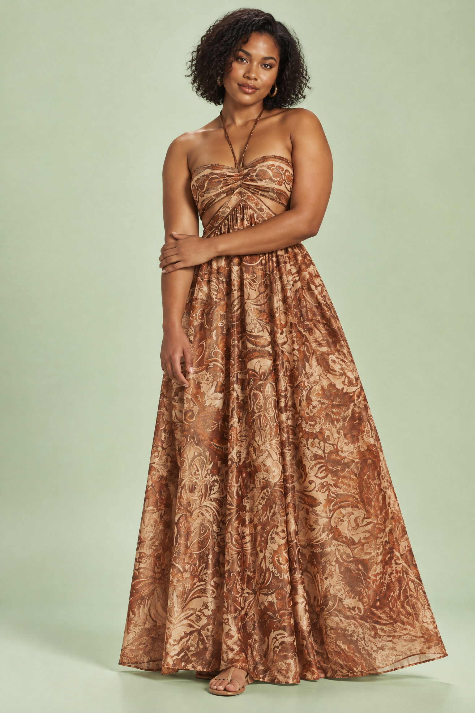 Robe longue marron à col licou et découpes | Porté sur une silhouette plus ronde | Lounelle Paris