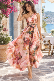 Robe rose fleurie à une épaule | Photo lifestyle | Lounelle Paris