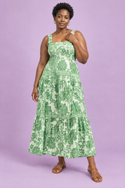Robe midi verte à imprimé porcelaine et encolure carrée | Porté sur une silhouette plus ronde | Lounelle Paris