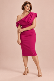 Robe midi moulante drapée à une épaule – fuchsia | Porté sur une silhouette plus ronde | Lounelle Paris