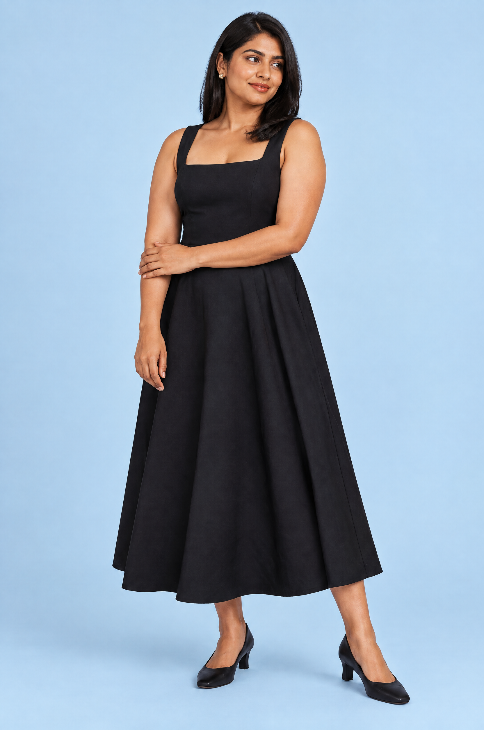 Robe midi noire à fines bretelles et ourlet ample | Porté sur une silhouette plus ronde | Lounelle Paris