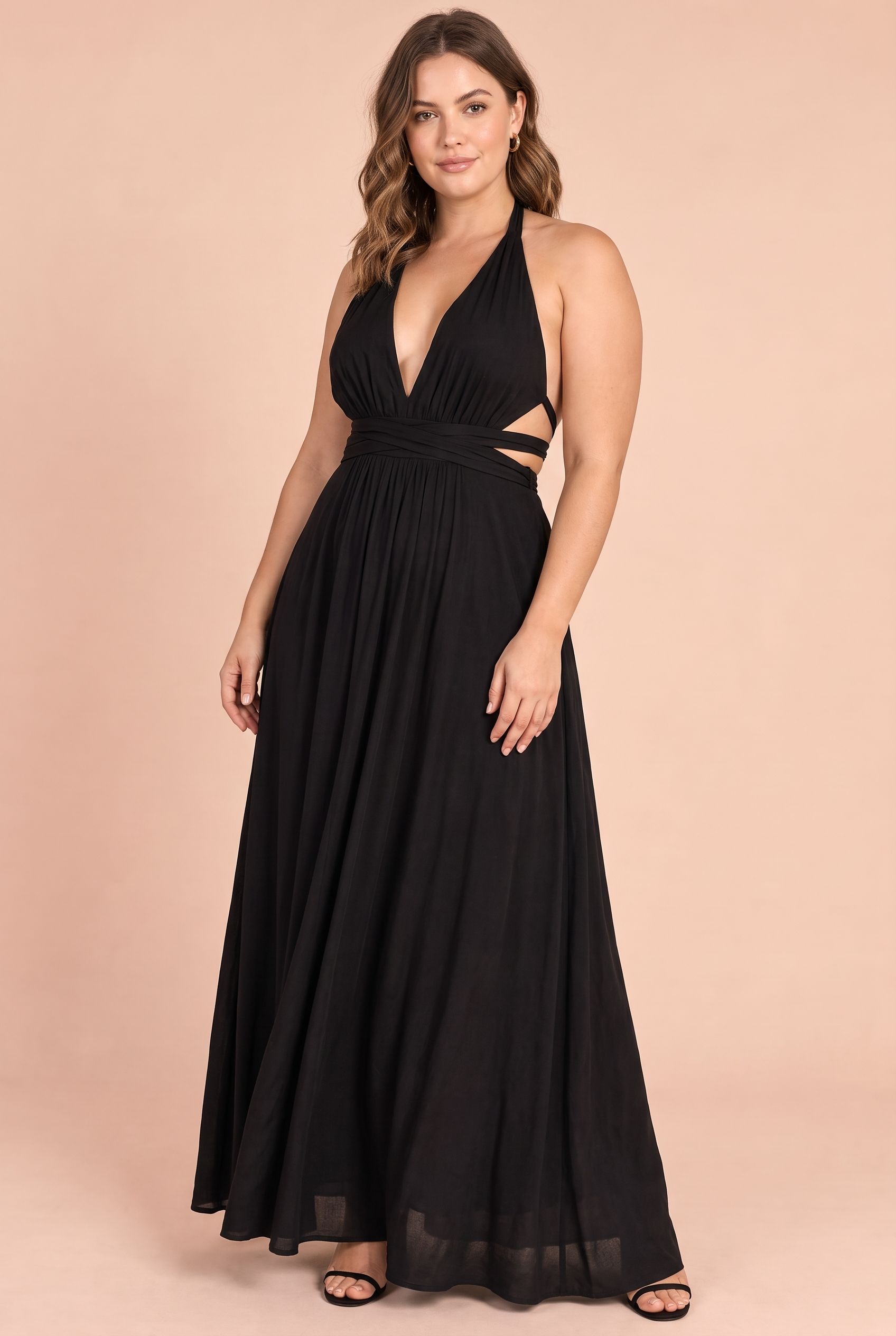 Robe longue portefeuille noire à col américain avec détail doré | Porté sur une autre silhouette | Lounelle Paris