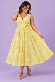 Robe midi fleurie jaune à la coupe patineuse | Porté sur une silhouette plus ronde | Lounelle Paris