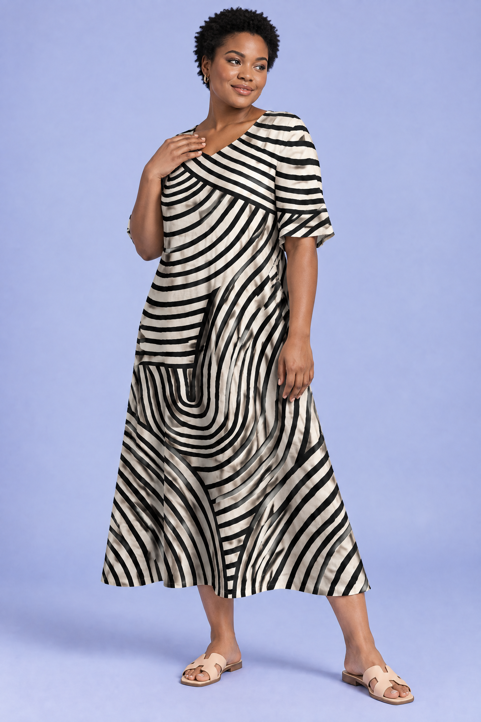 Robe midi trapèze à motif floral blanc cassé | Porté sur une silhouette plus ronde | Lounelle Paris