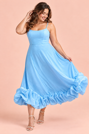 Robe midi bleu ciel évasée à bas volanté | Porté sur une silhouette plus ronde | Lounelle Paris