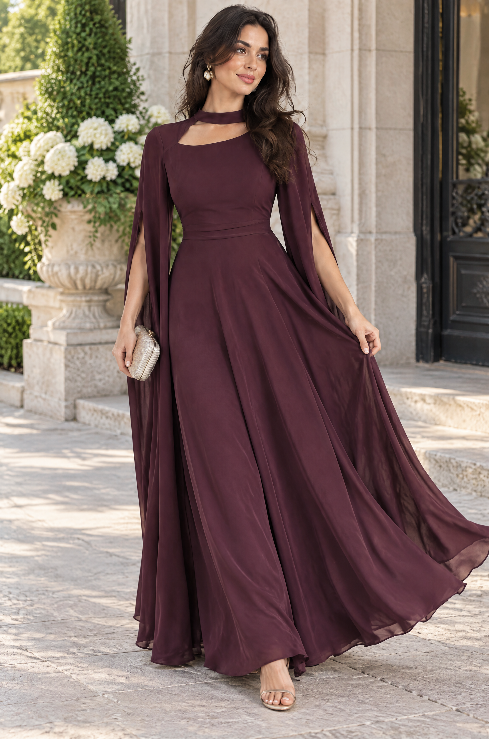 Robe longue bordeaux à encolure carrée et manches cape | Photo lifestyle | Lounelle Paris