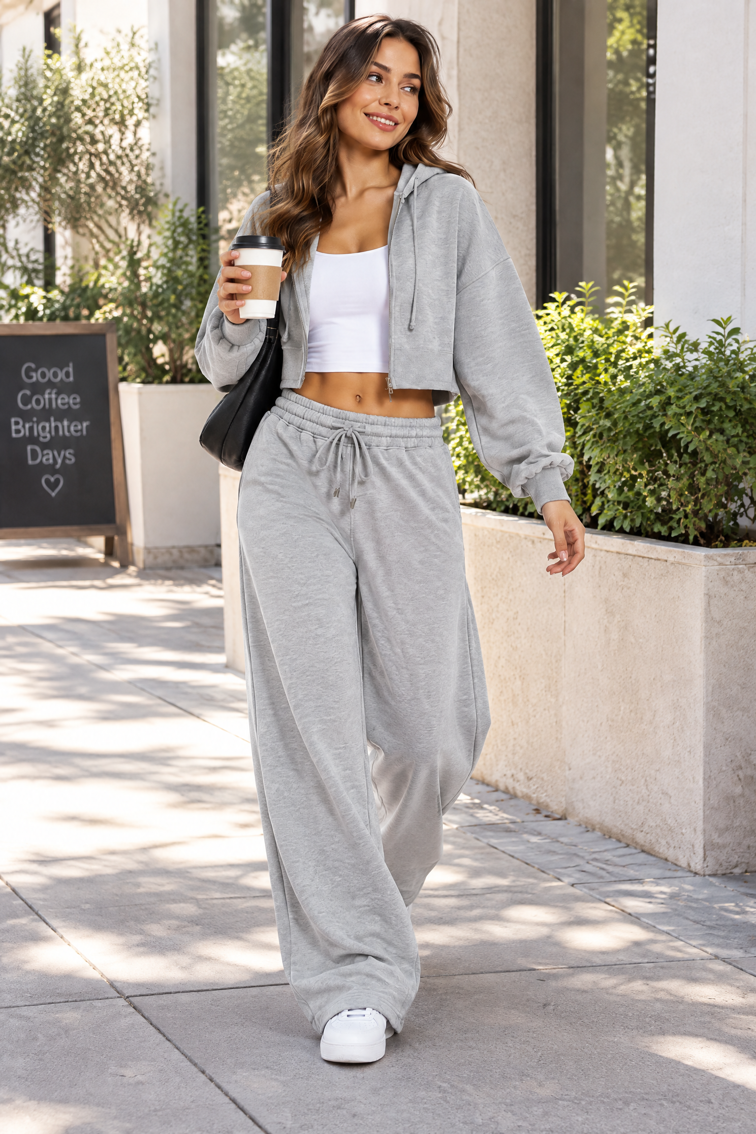 Ensemble gris avec sweat zippé court | Photo lifestyle | Lounelle Paris