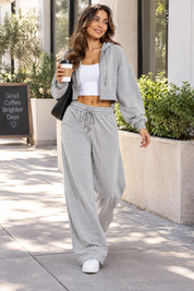 Ensemble gris avec sweat zippé court | Photo lifestyle | Lounelle Paris