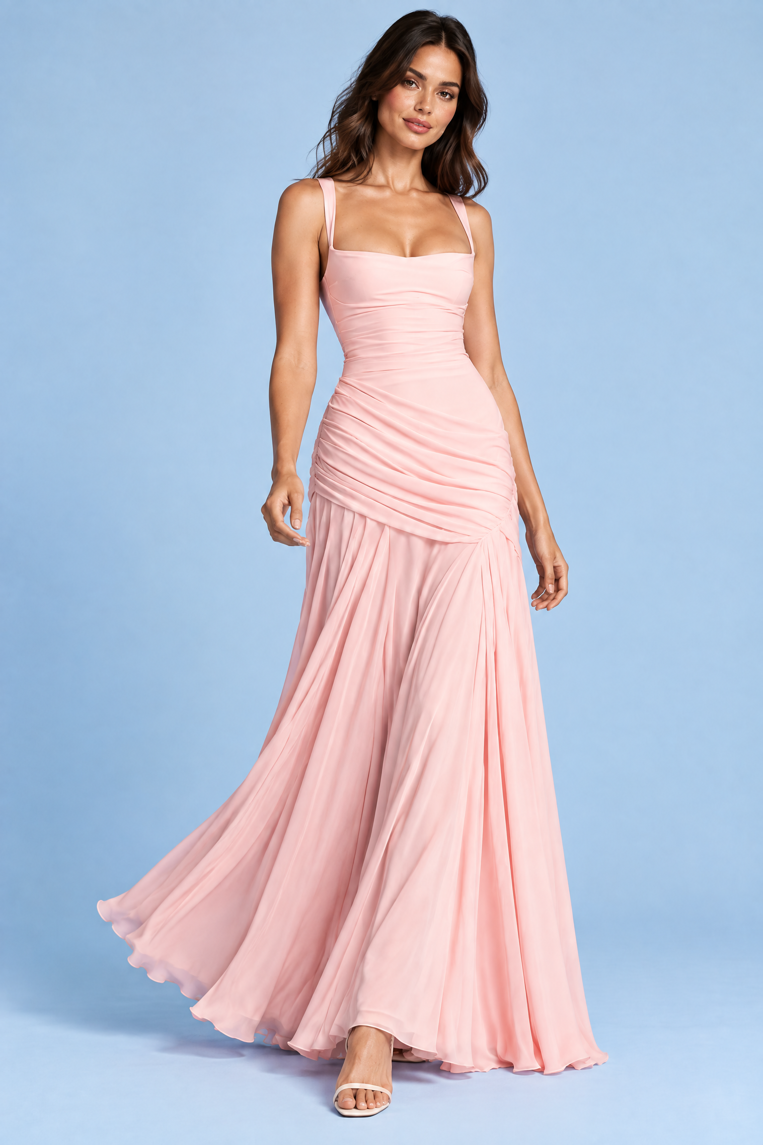 Robe longue rose froncée à encolure carrée et coupe évasée | Vue en mouvement | Lounelle Paris