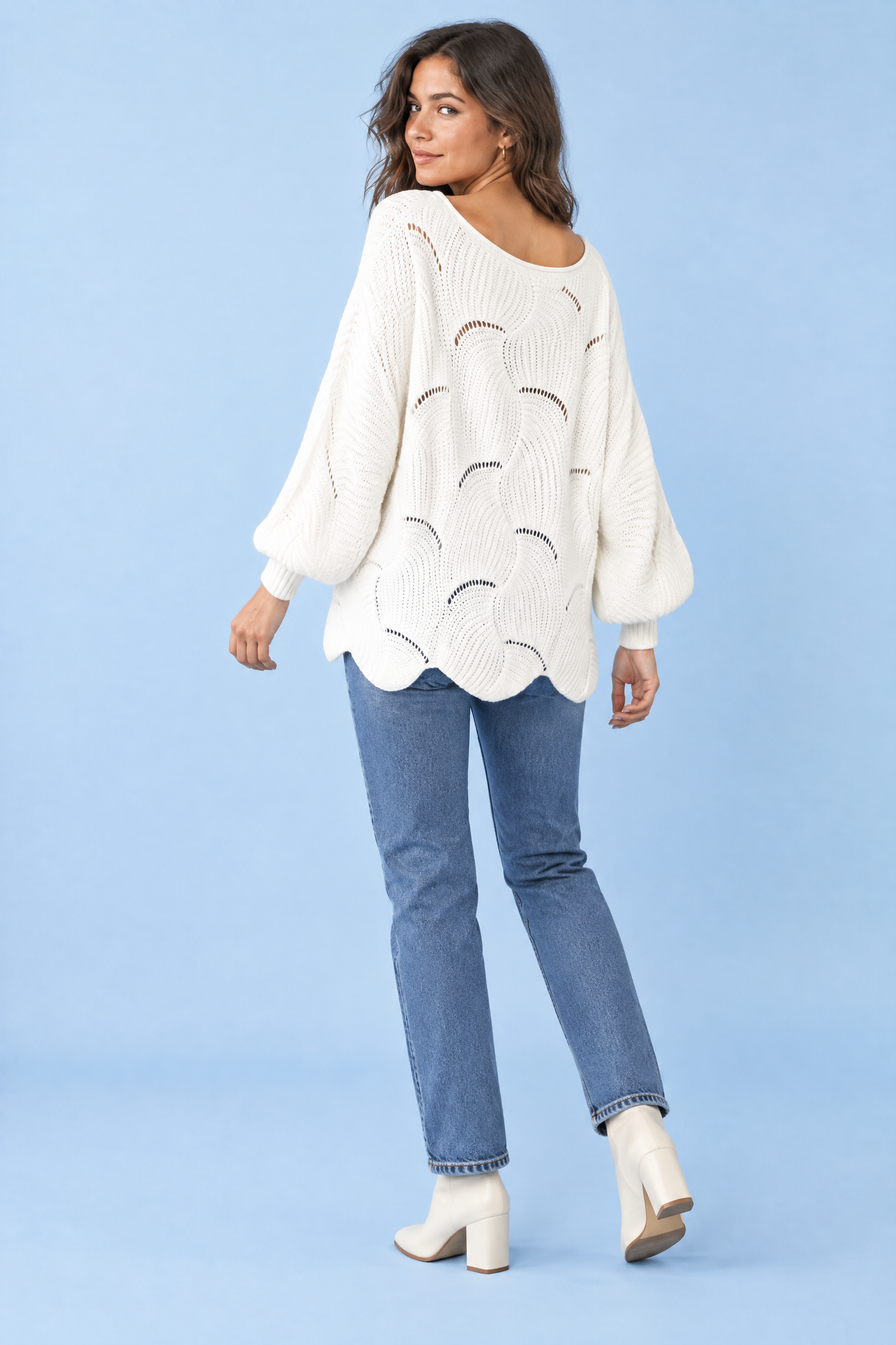 Pull blanc oversize ajouré à col bateau | Vue de dos | Lounelle Paris
