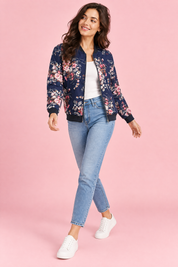 Veste bomber fleurie ajustée bleu marine | Vue en mouvement | Lounelle Paris