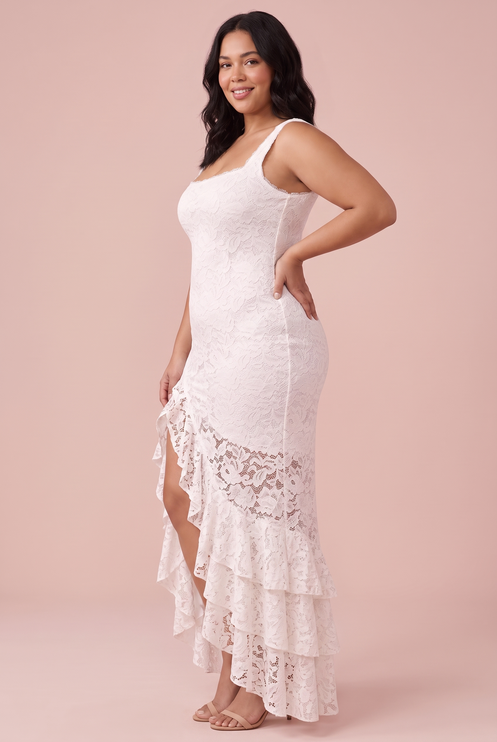 Robe longue en dentelle blanche à décolleté plongeant et volants | Porté sur une silhouette plus ronde | Lounelle Paris