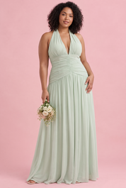 Robe longue vert clair à décolleté plongeant et détails froncés | Porté sur une silhouette plus ronde | Lounelle Paris