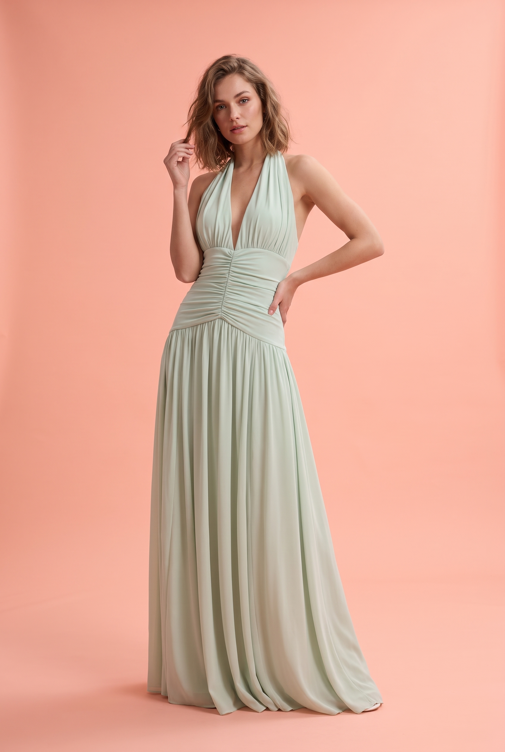 Robe longue vert clair à décolleté plongeant et fronces | Vue de face | Lounelle Paris