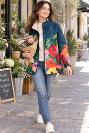 Veste matelassée bleu marine à col montant | Photo lifestyle | Lounelle Paris