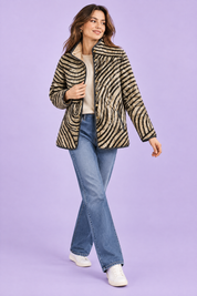 Veste matelassée beige à col montant | Vue en mouvement | Lounelle Paris