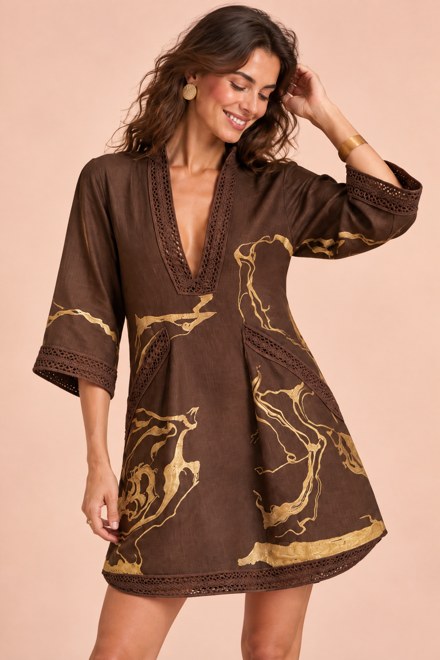 Robe courte fluide marron foncé à col V | Vue rapprochée | Lounelle Paris