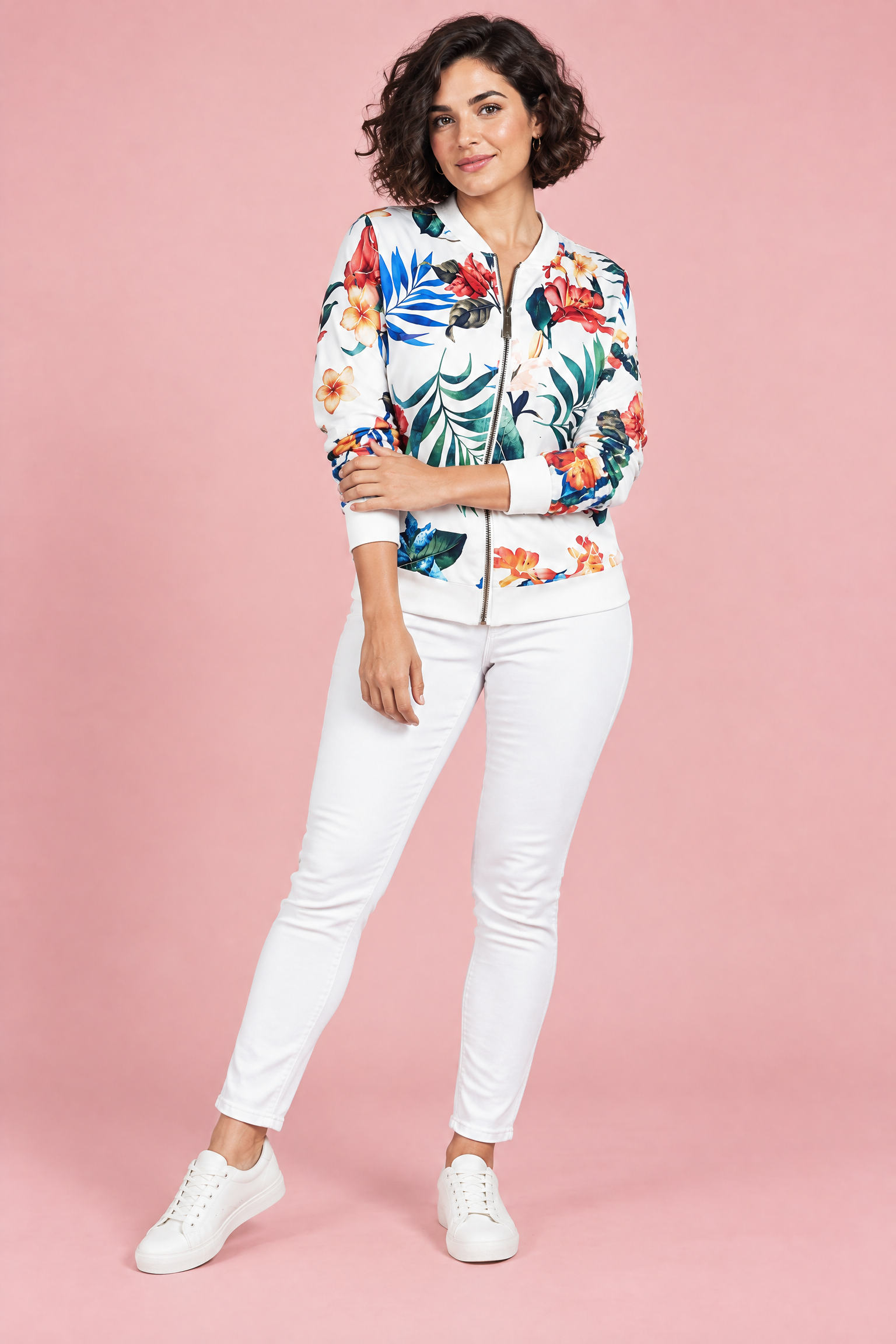 Veste bomber fleurie ajustée blanche | Porté sur une autre silhouette | Lounelle Paris