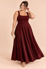 Robe midi bordeaux à encolure cœur | Porté sur une silhouette plus ronde | Lounelle Paris