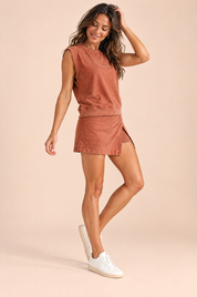 Ensemble jupe terracotta sans manches à col rond | Vue de dos | Lounelle Paris