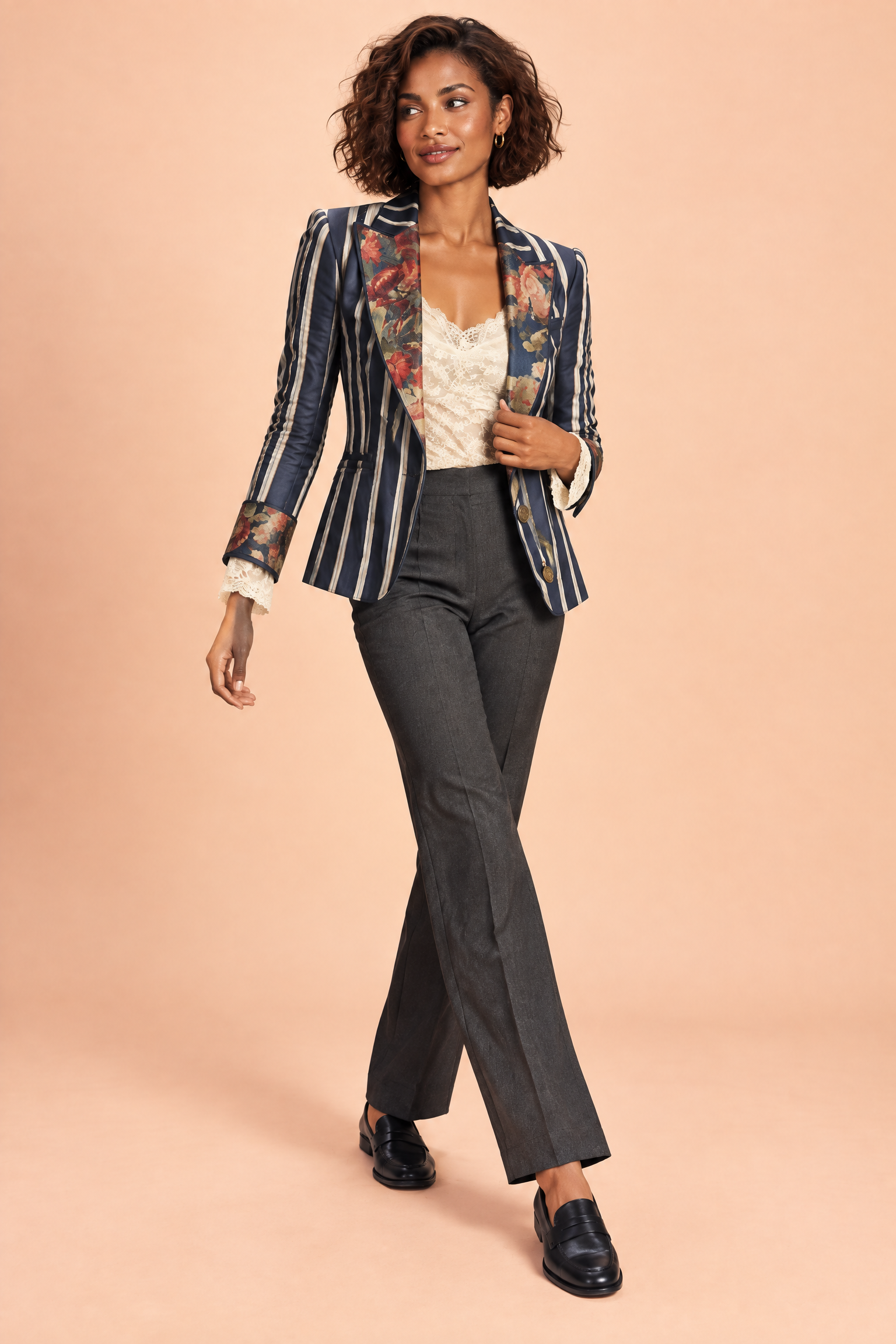 Blazer ajusté bleu à fleurs et rayures | Vue en mouvement | Lounelle Paris