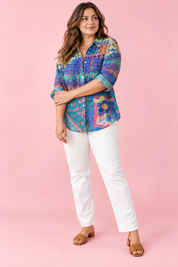 Chemise longue fleurie bleue à col | Porté sur une silhouette plus ronde | Lounelle Paris