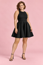 Mini-robe patineuse noire sans manches à encolure nageur | Porté sur une silhouette plus ronde | Lounelle Paris