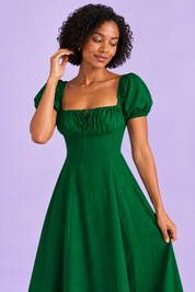Robe midi vert foncé à coupe trapèze et encolure carrée | Vue rapprochée | Lounelle Paris