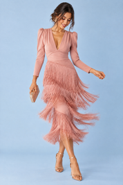 Robe rose poudré à franges et col V | Vue en mouvement | Lounelle Paris