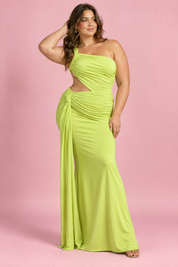 Robe longue verte asymétrique à jupe portefeuille | Porté sur une silhouette plus ronde | Lounelle Paris