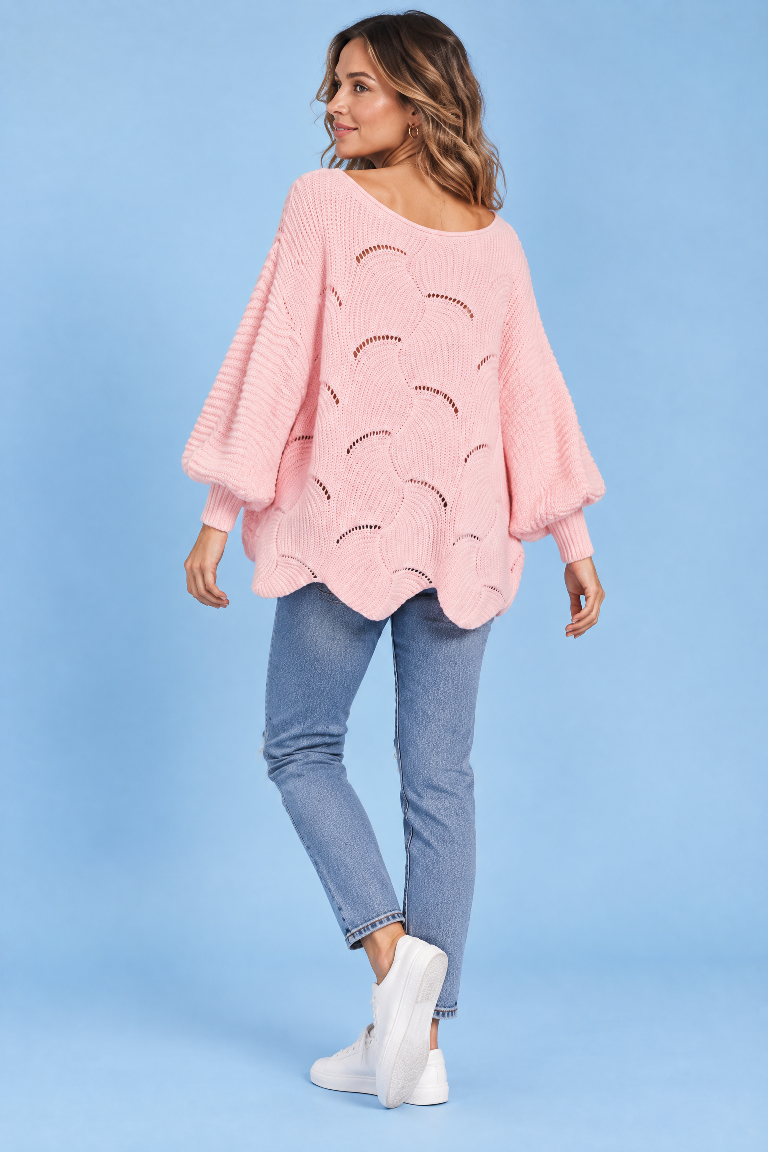 Pull rose oversize ajouré à col bateau | Vue de dos | Lounelle Paris