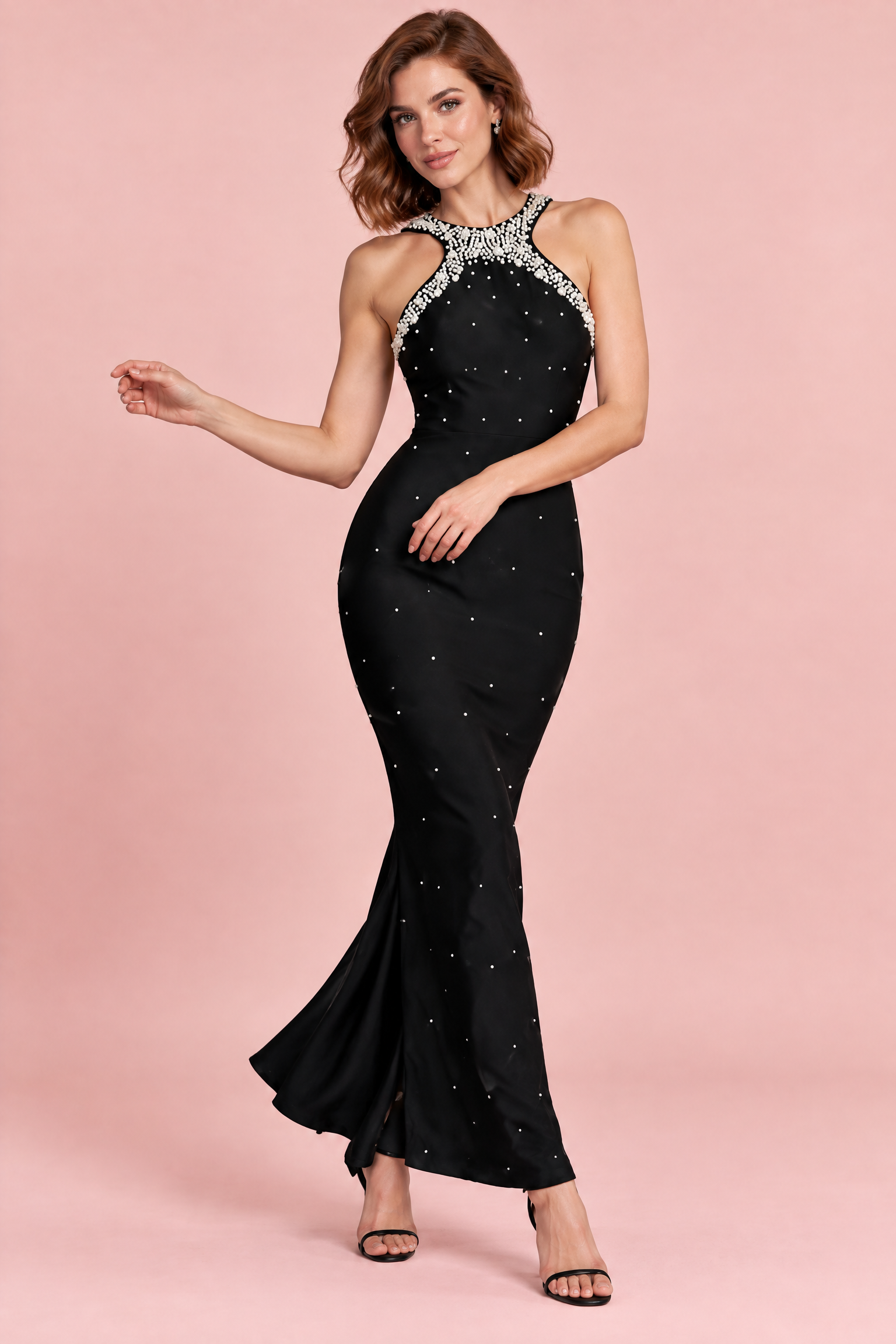 Robe longue noire à encolure américaine ornée de strass à la main | Vue en mouvement | Lounelle Paris