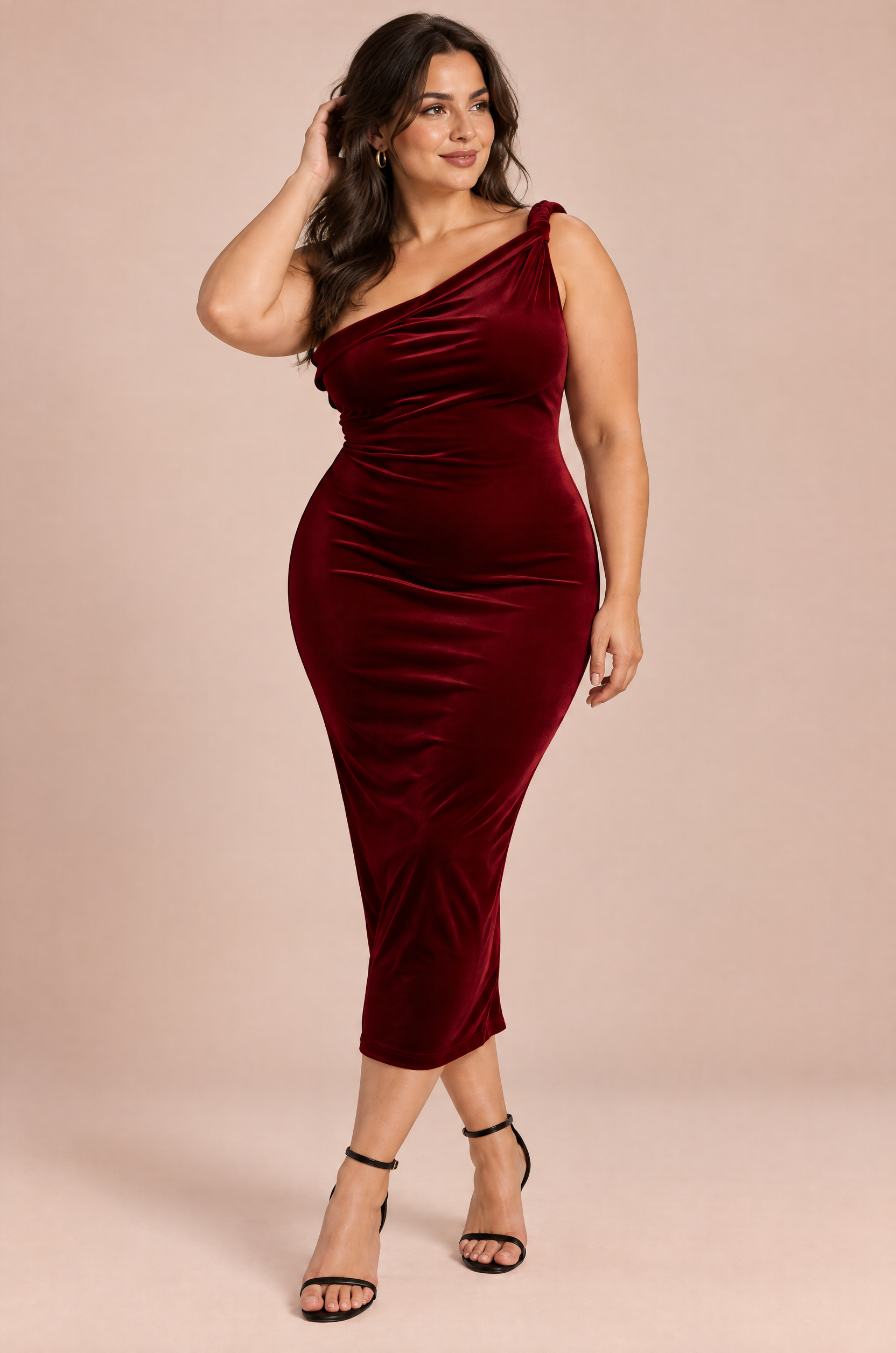 Robe longue en velours rouge foncé à épaule torsadée et coupe asymétrique | Porté sur une silhouette plus ronde | Lounelle Paris