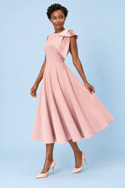 Robe midi rose à encolure asymétrique et manche à nœud | Vue de dos | Lounelle Paris