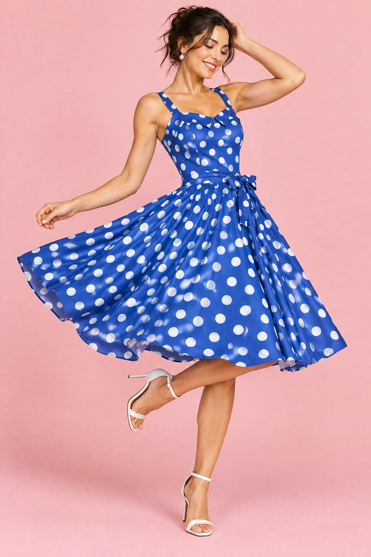 Robe midi bleue à pois et encolure carrée | Vue en mouvement | Lounelle Paris
