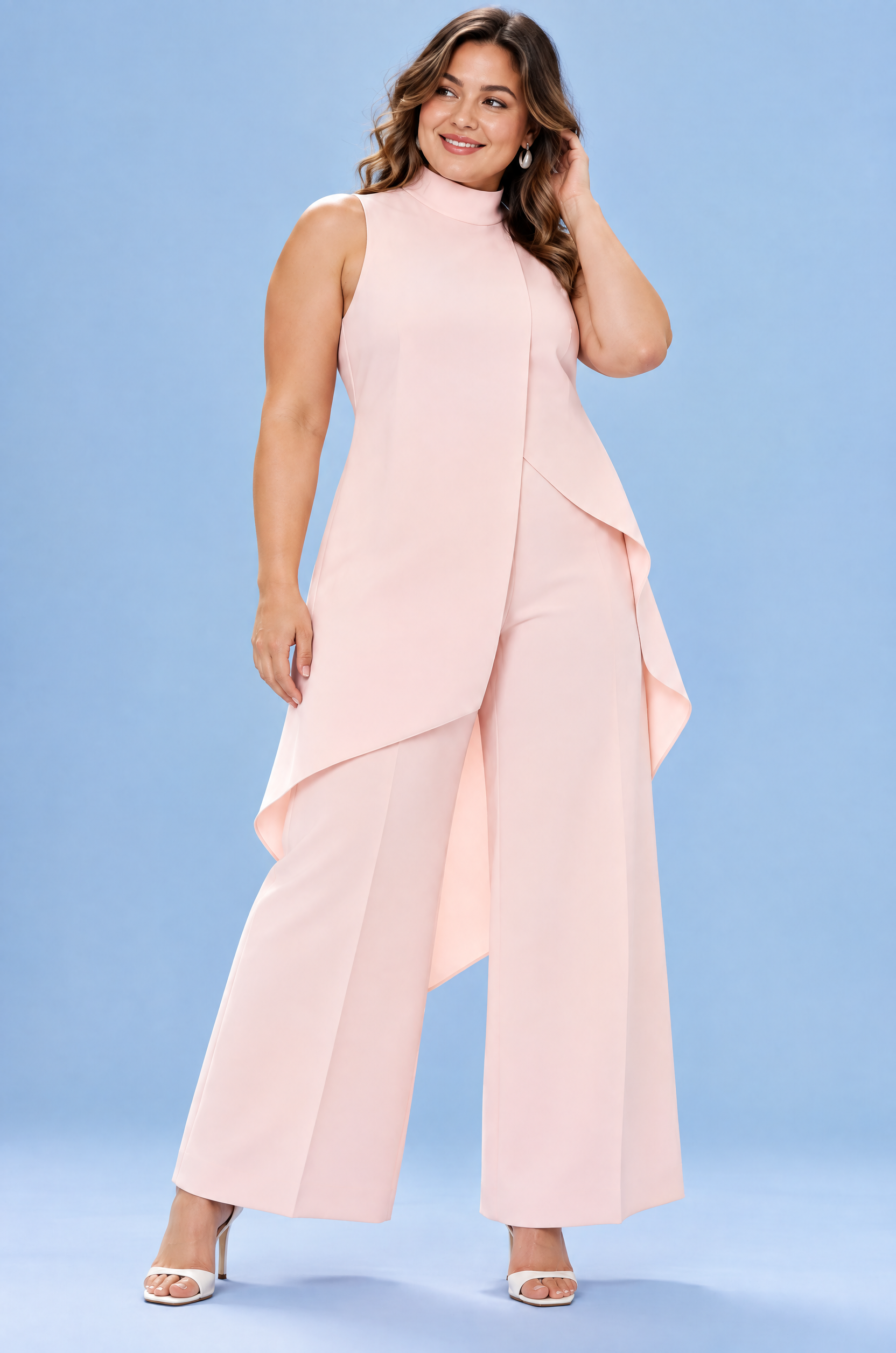 Ensemble pantalon rose fluide avec top sans manches à col montant | Porté sur une silhouette plus ronde | Lounelle Paris