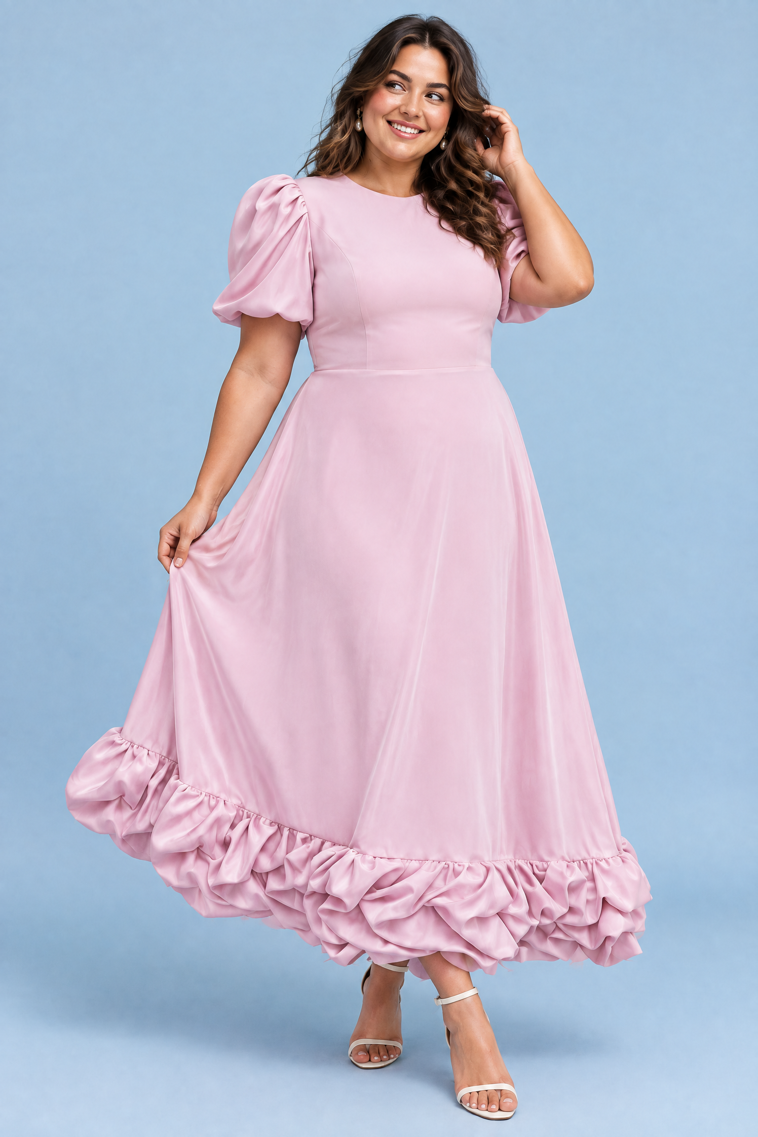 Robe longue rose à manches bouffantes et volant | Porté sur une silhouette plus ronde | Lounelle Paris