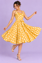 Robe midi jaune à pois et encolure carrée | Vue en mouvement | Lounelle Paris