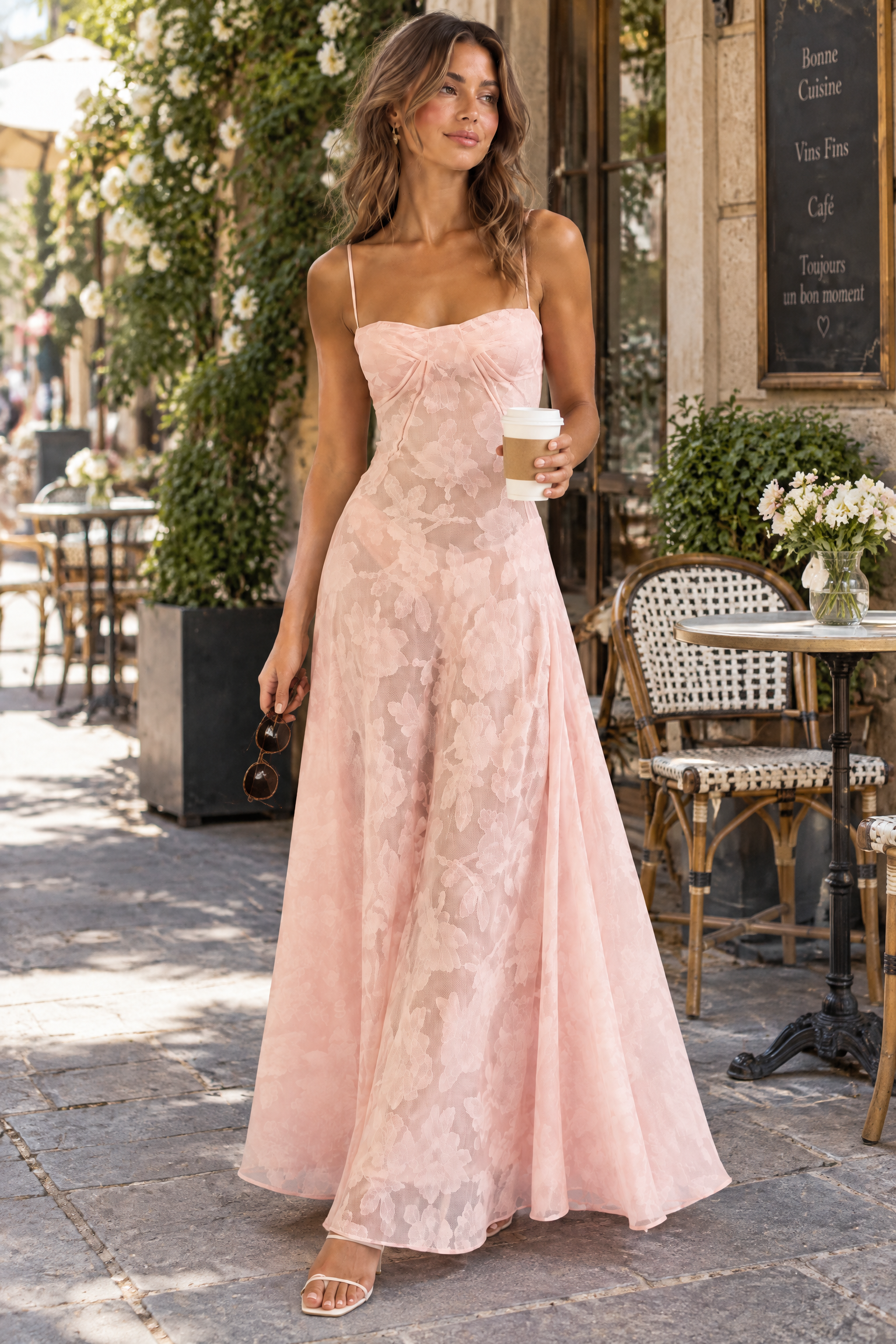 Robe longue fleurie rose | Photo lifestyle | Lounelle Paris