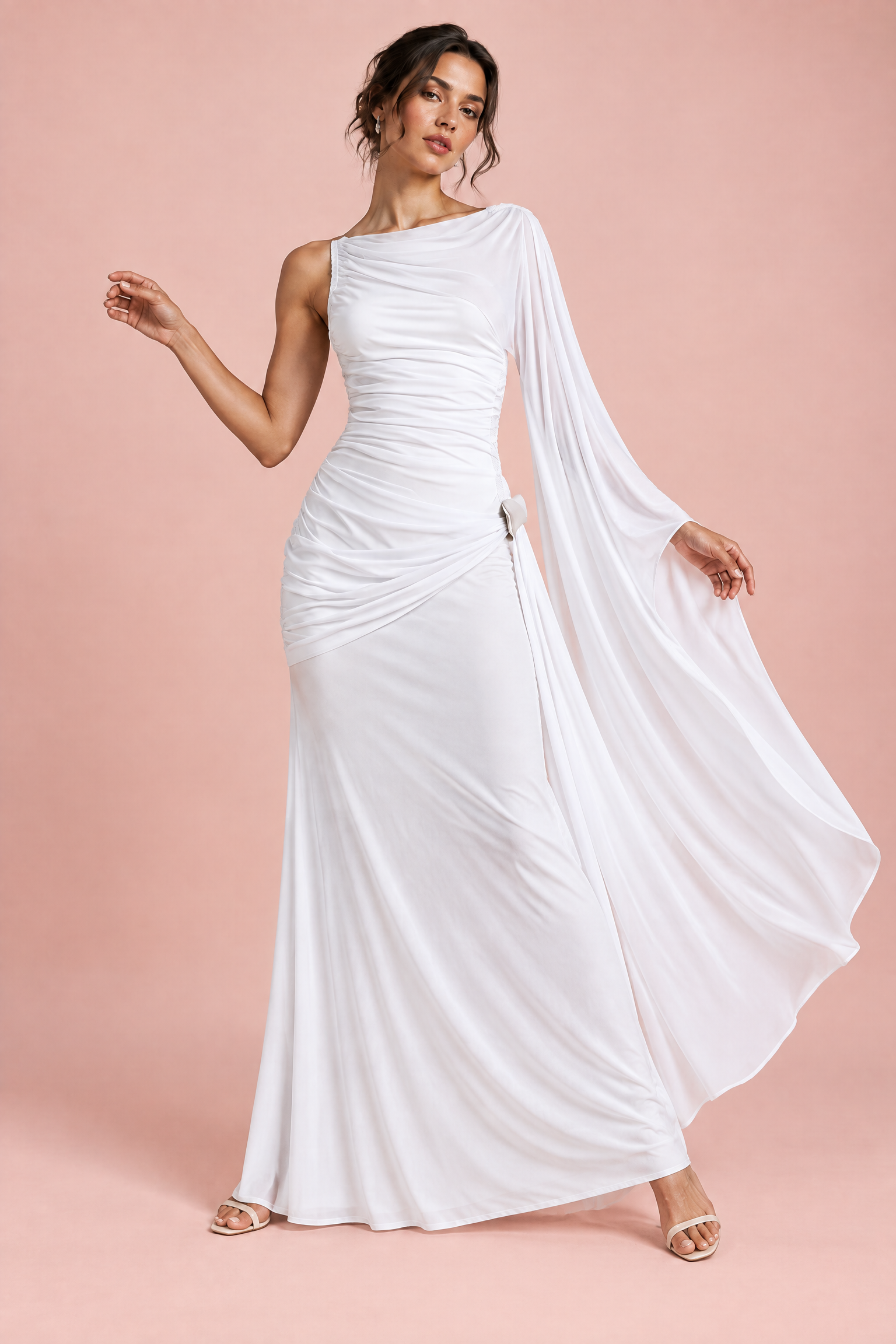 Robe longue blanche à col montant, détails drapés et manches cape | Vue en mouvement | Lounelle Paris