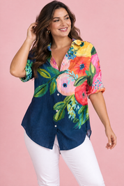 Chemise longue fleurie à col – Bleu marine | Porté sur une autre silhouette | Lounelle Paris