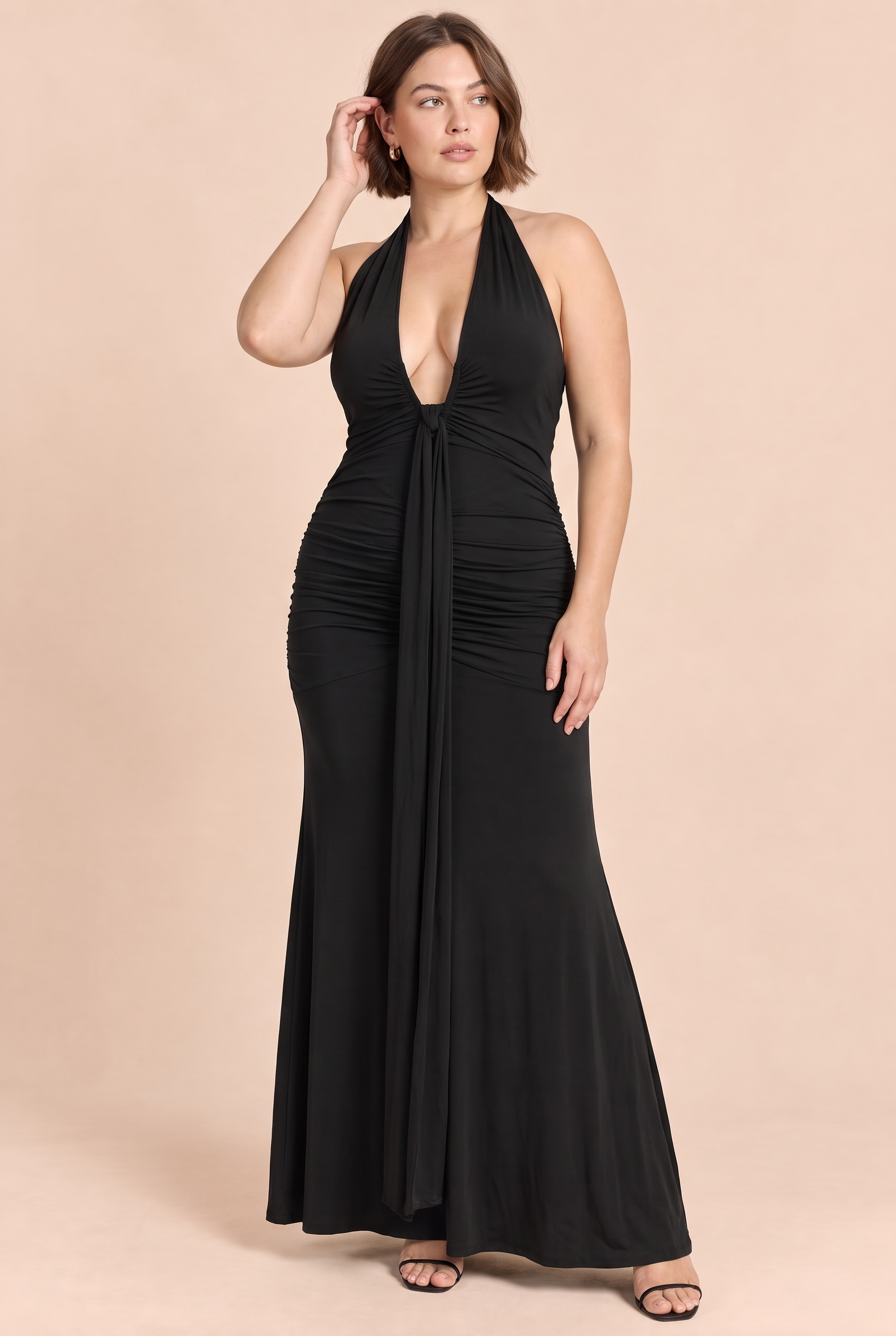 Robe longue noire froncée à col dos nu | Porté sur une silhouette plus ronde | Lounelle Paris