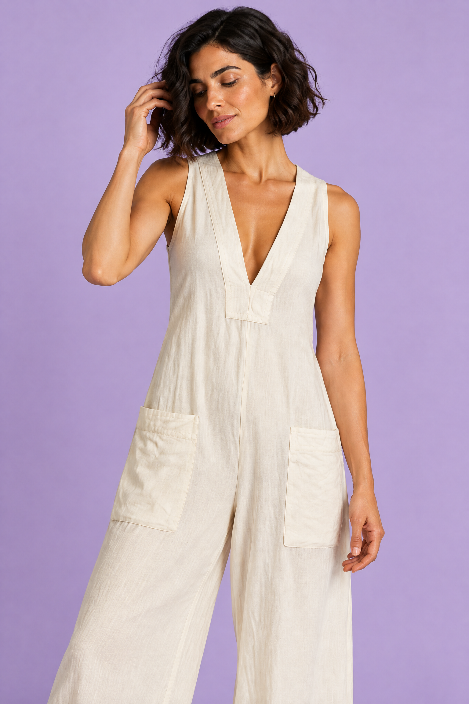 Combinaison écrue à encolure V et jambes larges | Vue rapprochée | Lounelle Paris