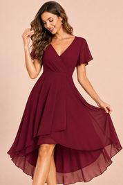 Robe bordeaux à manches volantées et ourlet asymétrique | Vue rapprochée | Lounelle Paris
