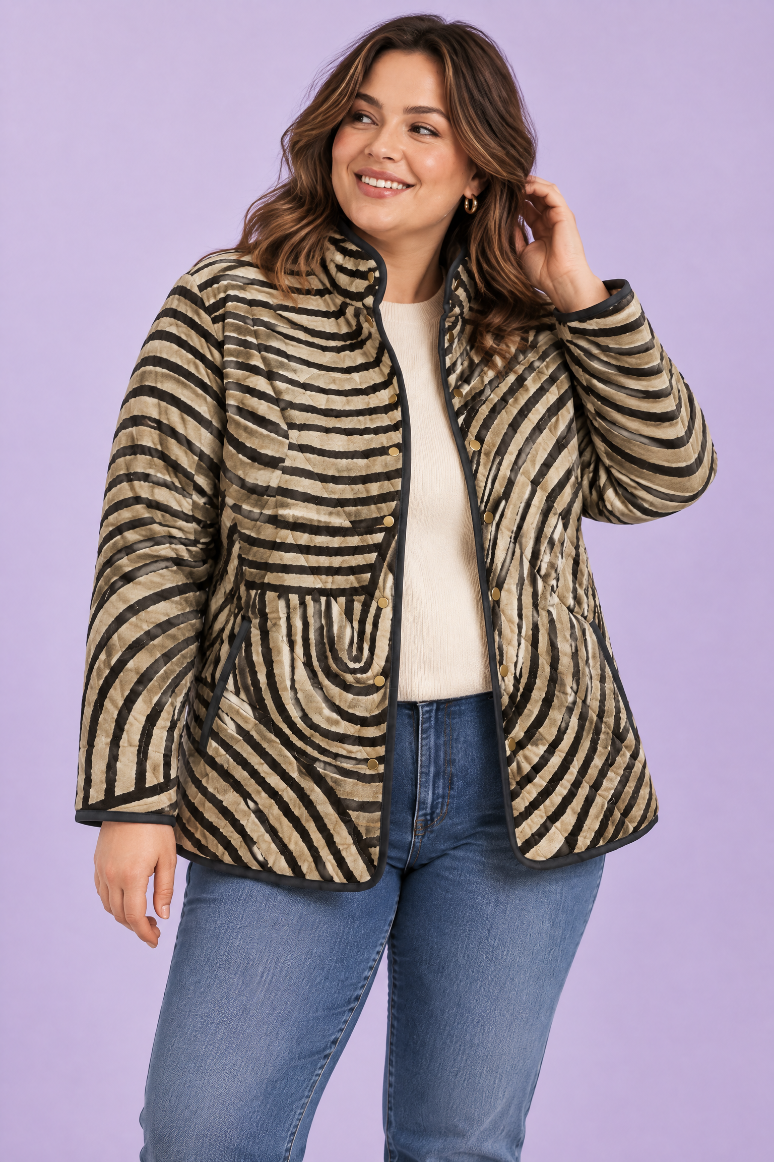 Veste matelassée beige à col montant | Porté sur une silhouette plus ronde | Lounelle Paris
