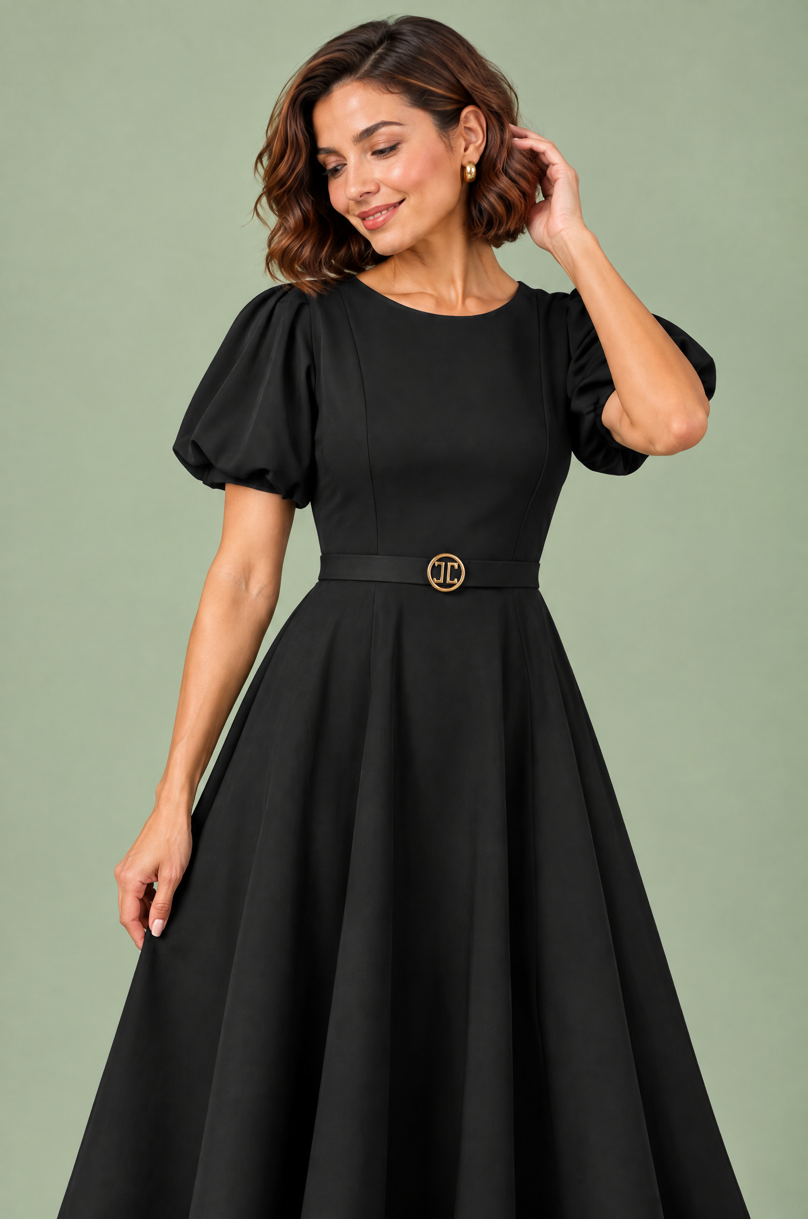 Robe midi noire à col montant et manches bouffantes | Vue rapprochée | Lounelle Paris