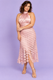 Robe midi rose en satin à encolure américaine et jupe à panneaux | Porté sur une silhouette plus ronde | Lounelle Paris